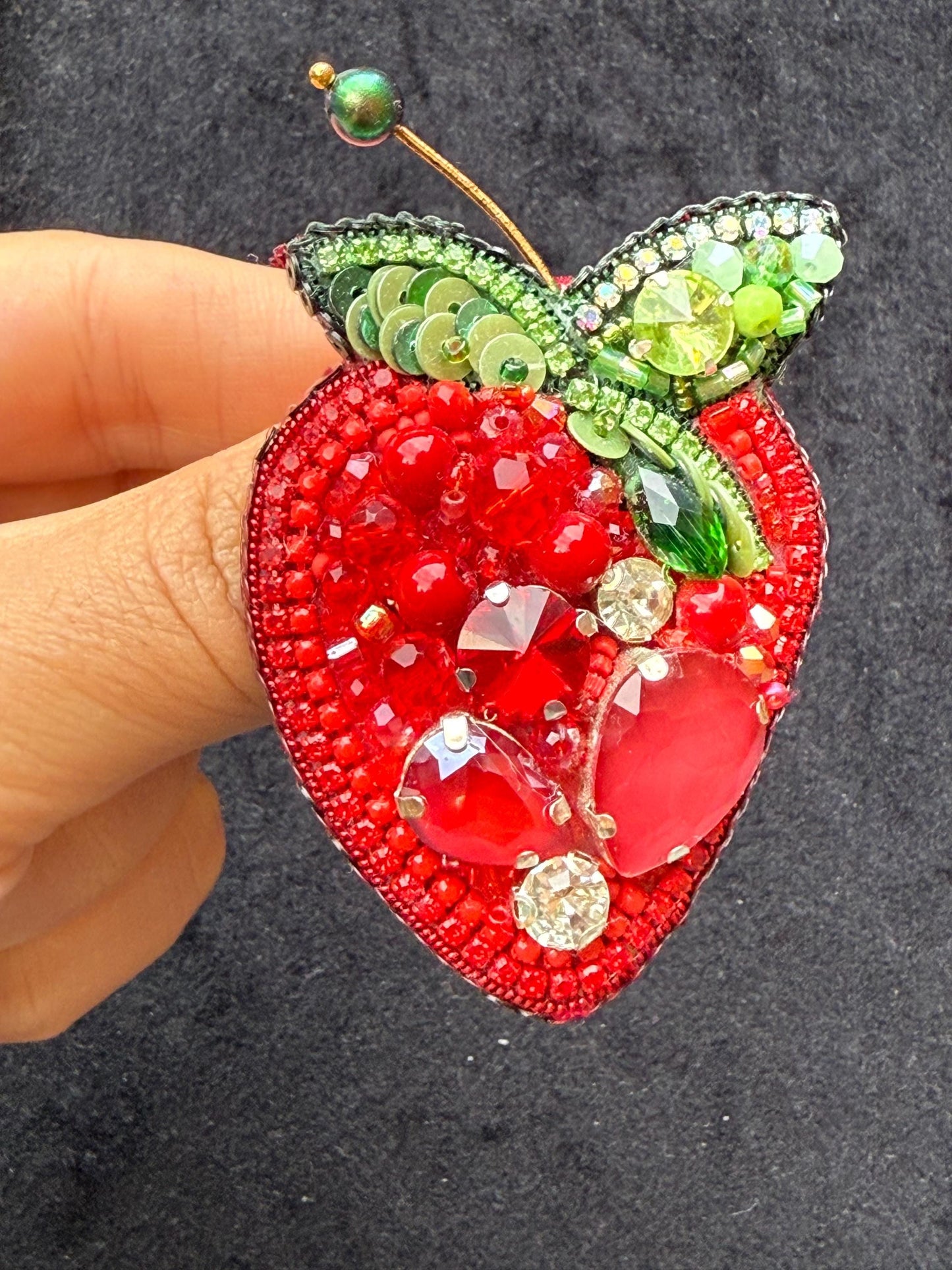 Handmade Beaded Strawberry Brooch – Red Crystal & Pearl Embroidery Pin