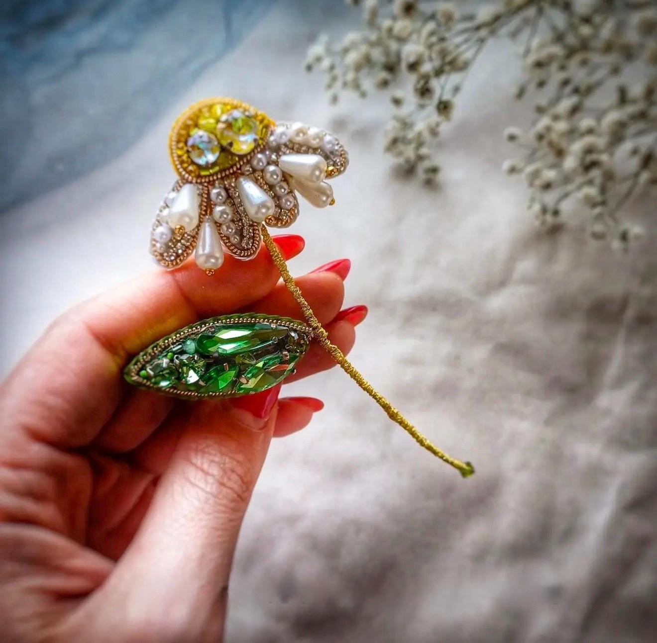 Handmade Daisy Brooch: Beaded Floral Pin with Pearls & Crystals