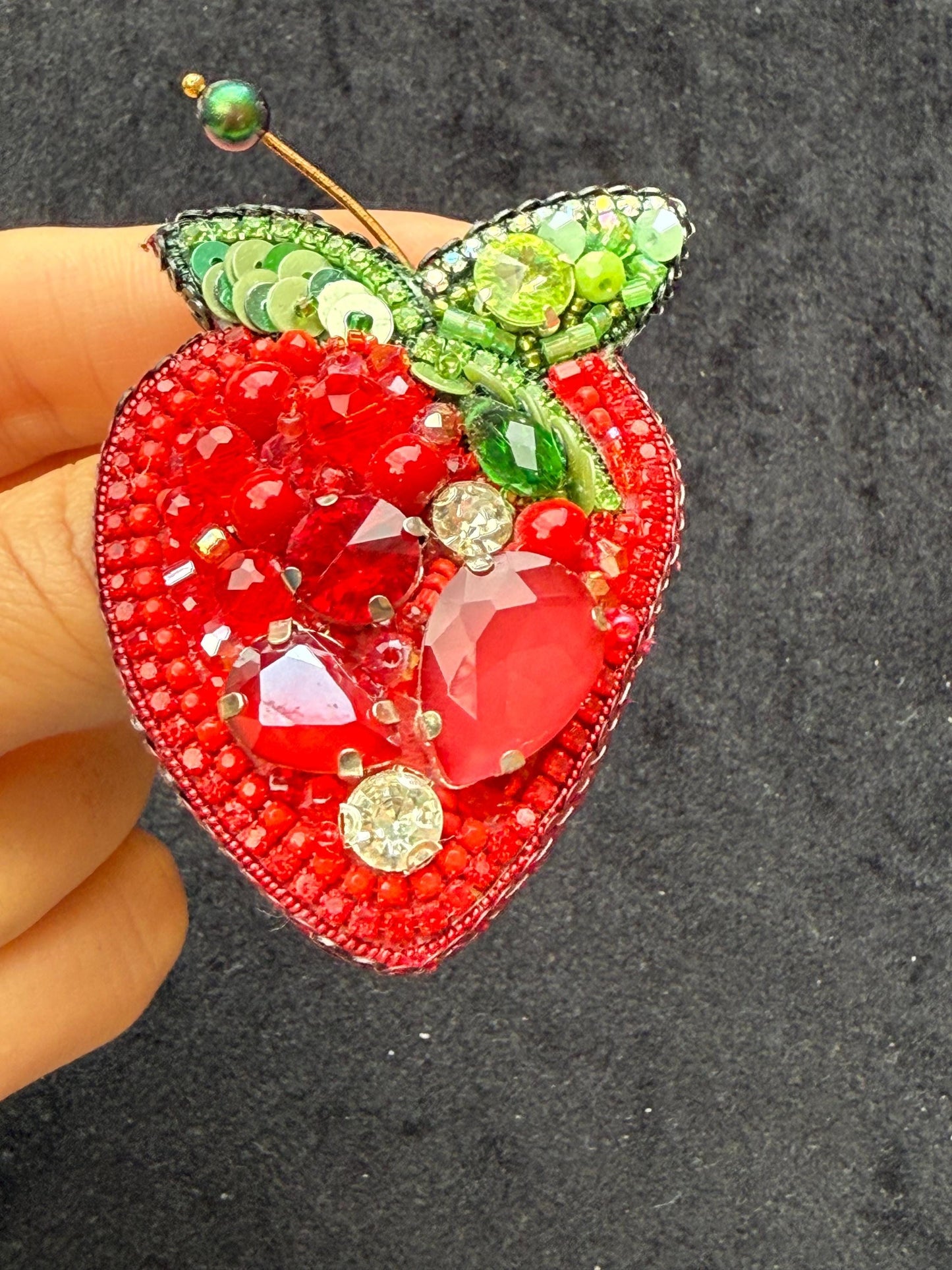 Handmade Beaded Strawberry Brooch – Red Crystal & Pearl Embroidery Pin
