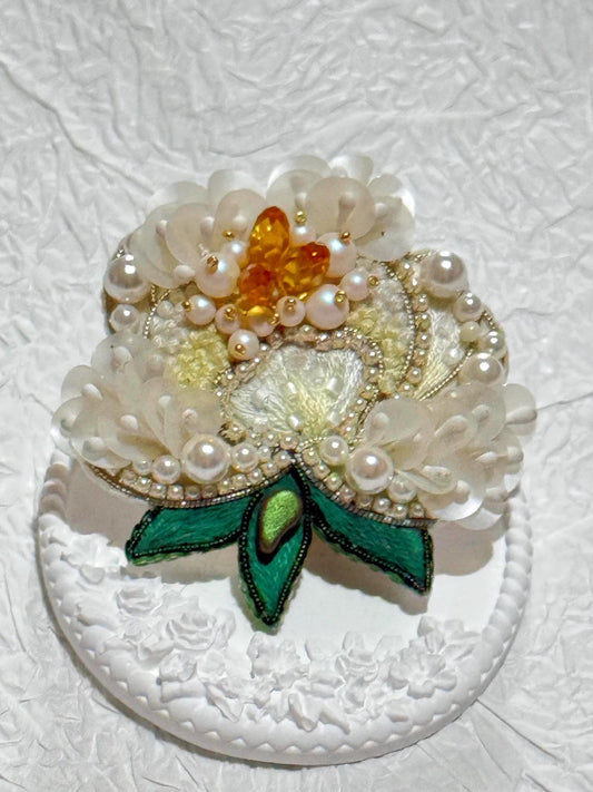 Handmade Pearl Embroidered Flower Brooch: Elegant Wedding Corsage