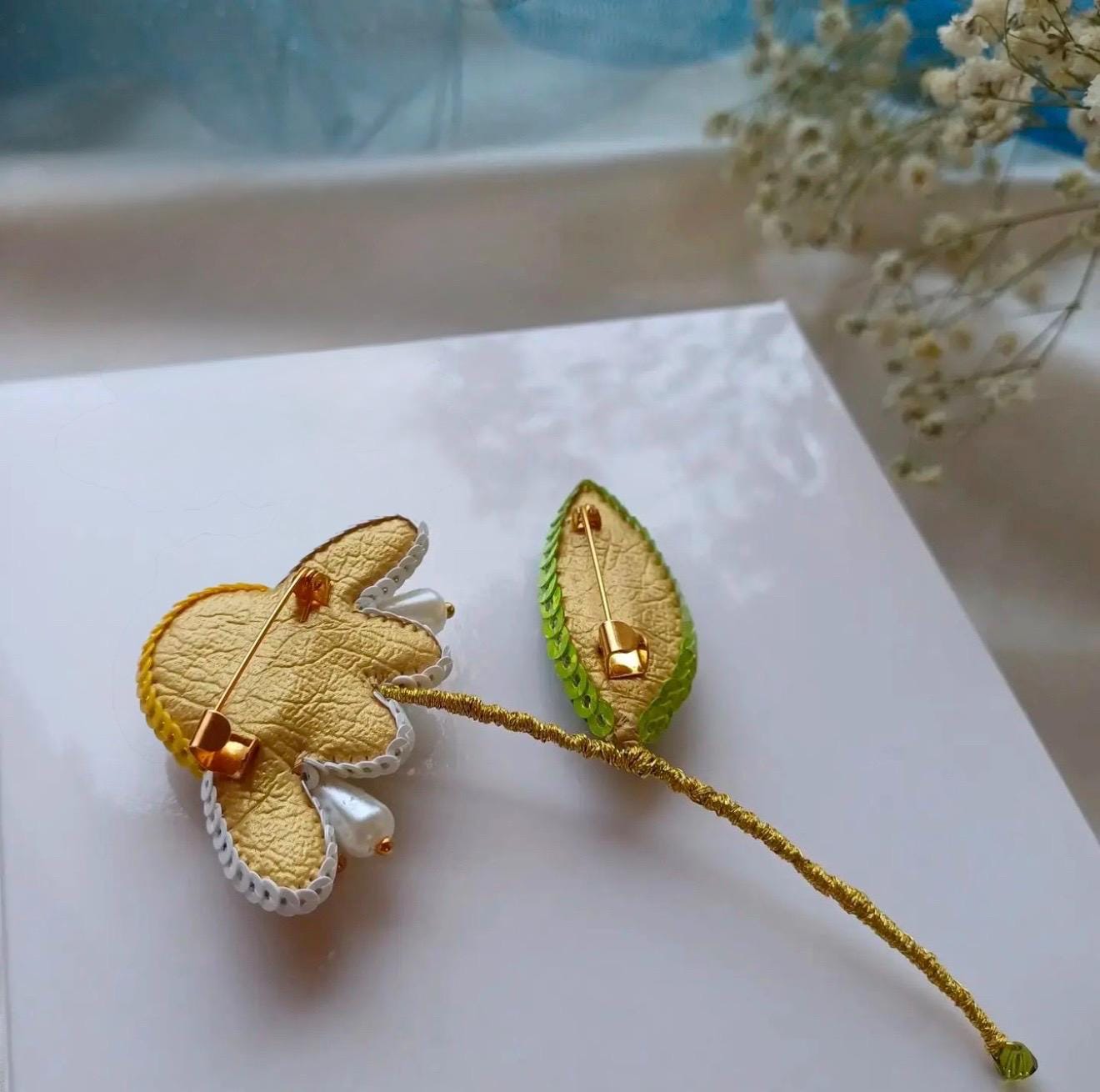 Handmade Daisy Brooch: Beaded Floral Pin with Pearls & Crystals