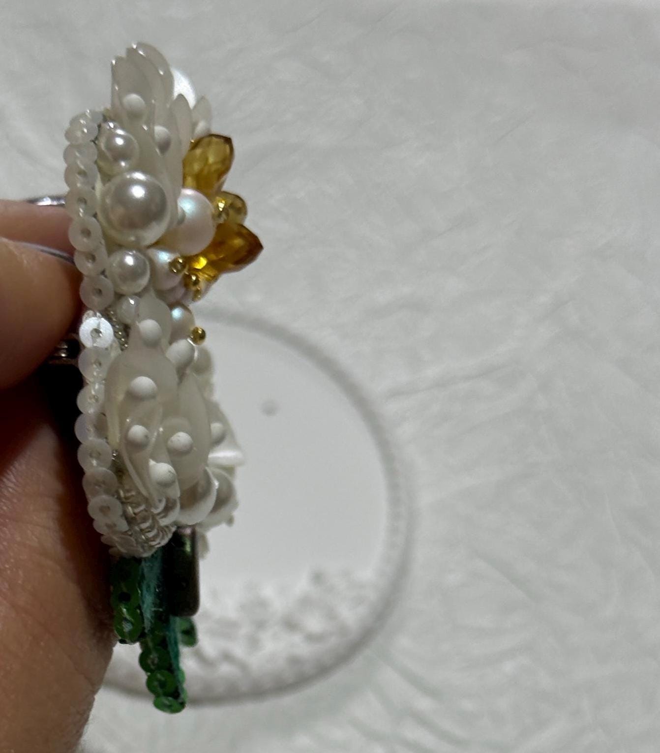 Handmade Pearl Embroidered Flower Brooch: Elegant Wedding Corsage