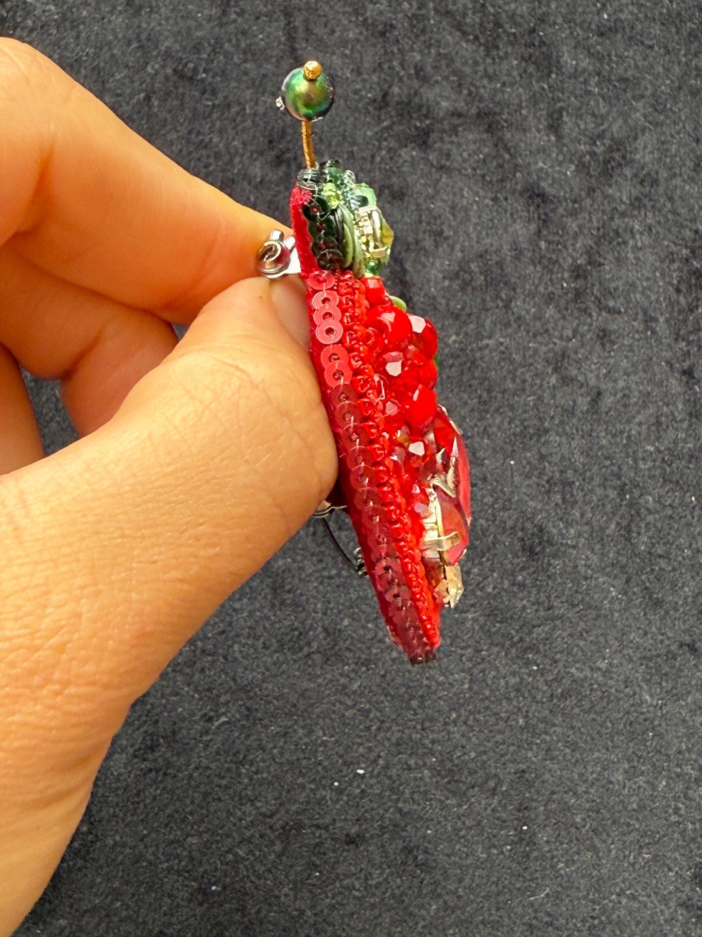 Handmade Beaded Strawberry Brooch – Red Crystal & Pearl Embroidery Pin