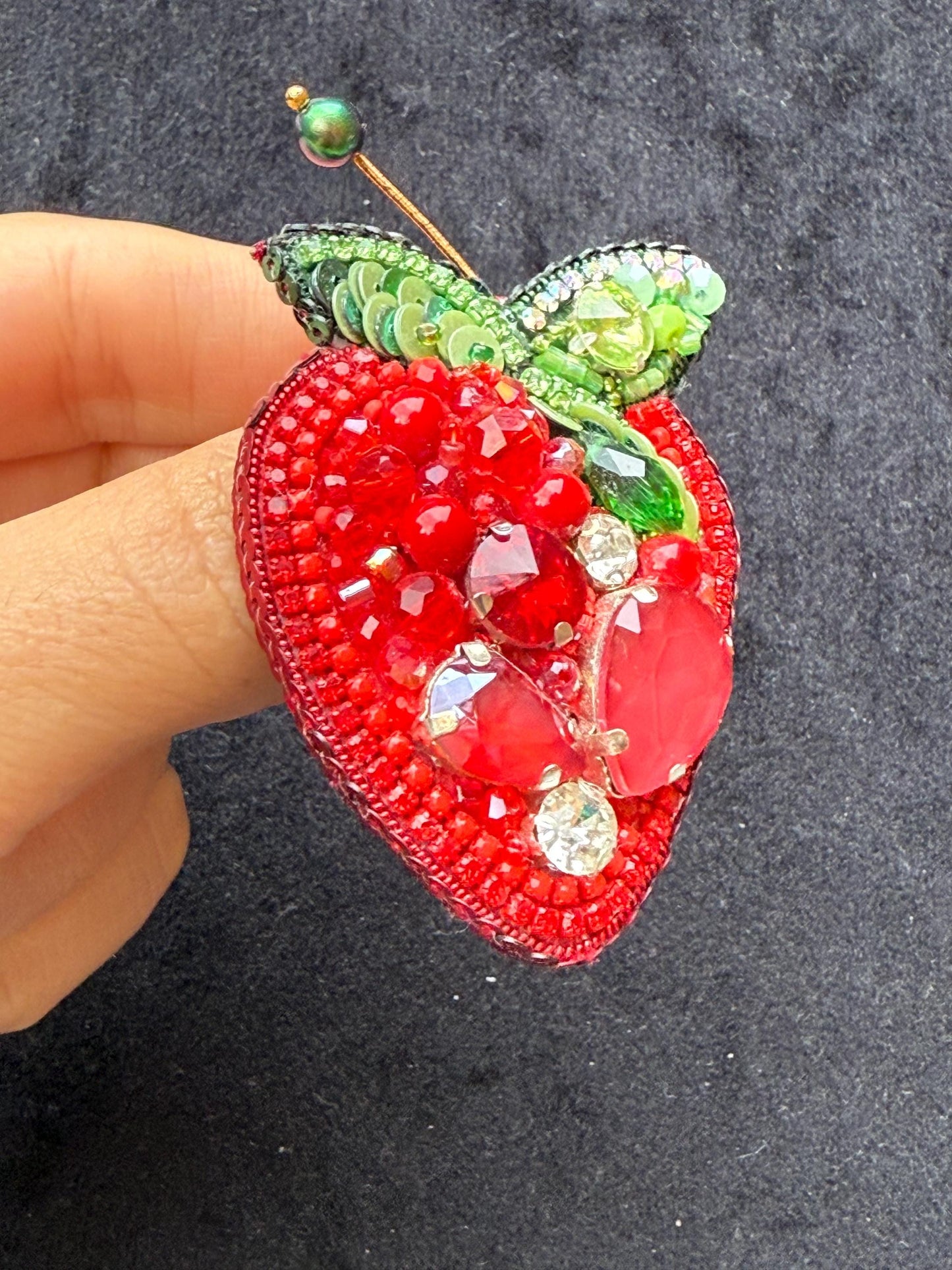 Handmade Beaded Strawberry Brooch – Red Crystal & Pearl Embroidery Pin