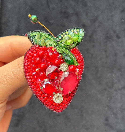 Handmade Beaded Strawberry Brooch – Red Crystal & Pearl Embroidery Pin