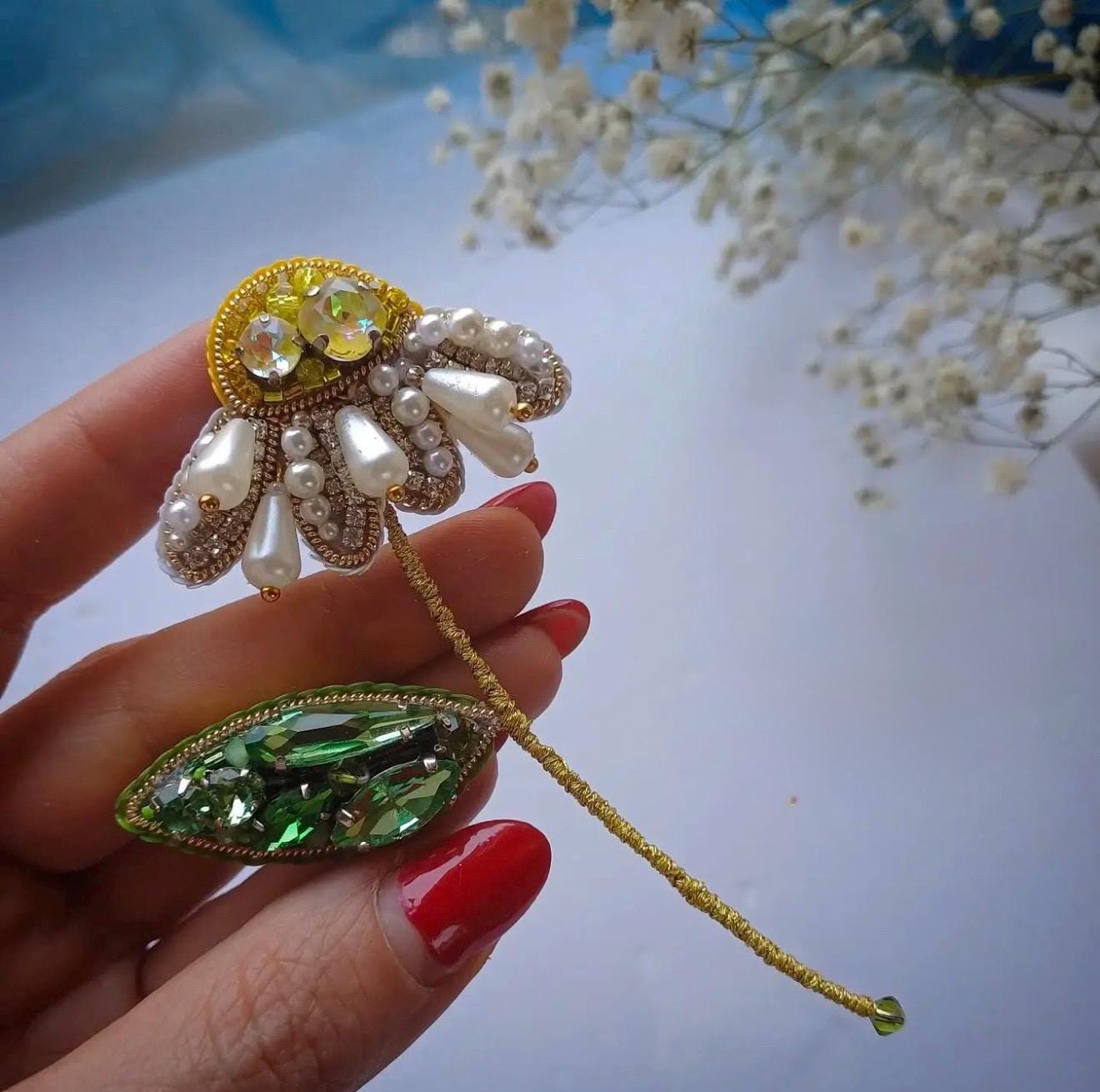 Handmade Daisy Brooch: Beaded Floral Pin with Pearls & Crystals