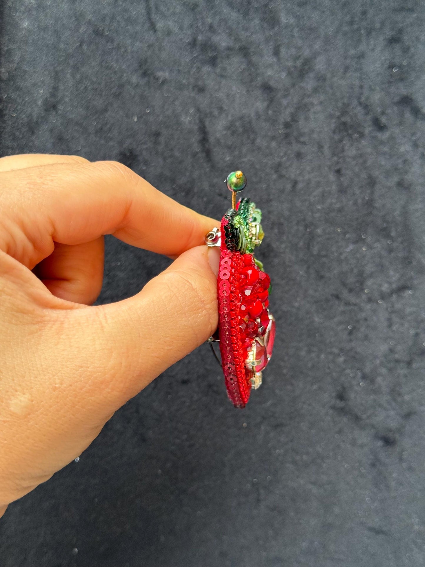 Handmade Beaded Strawberry Brooch – Red Crystal & Pearl Embroidery Pin