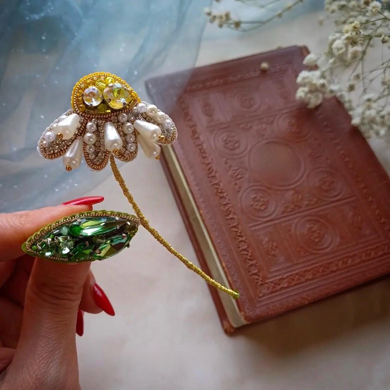 Handmade Daisy Brooch: Beaded Floral Pin with Pearls & Crystals