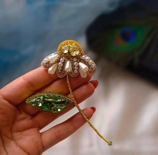 Handmade Daisy Brooch: Beaded Floral Pin with Pearls & Crystals