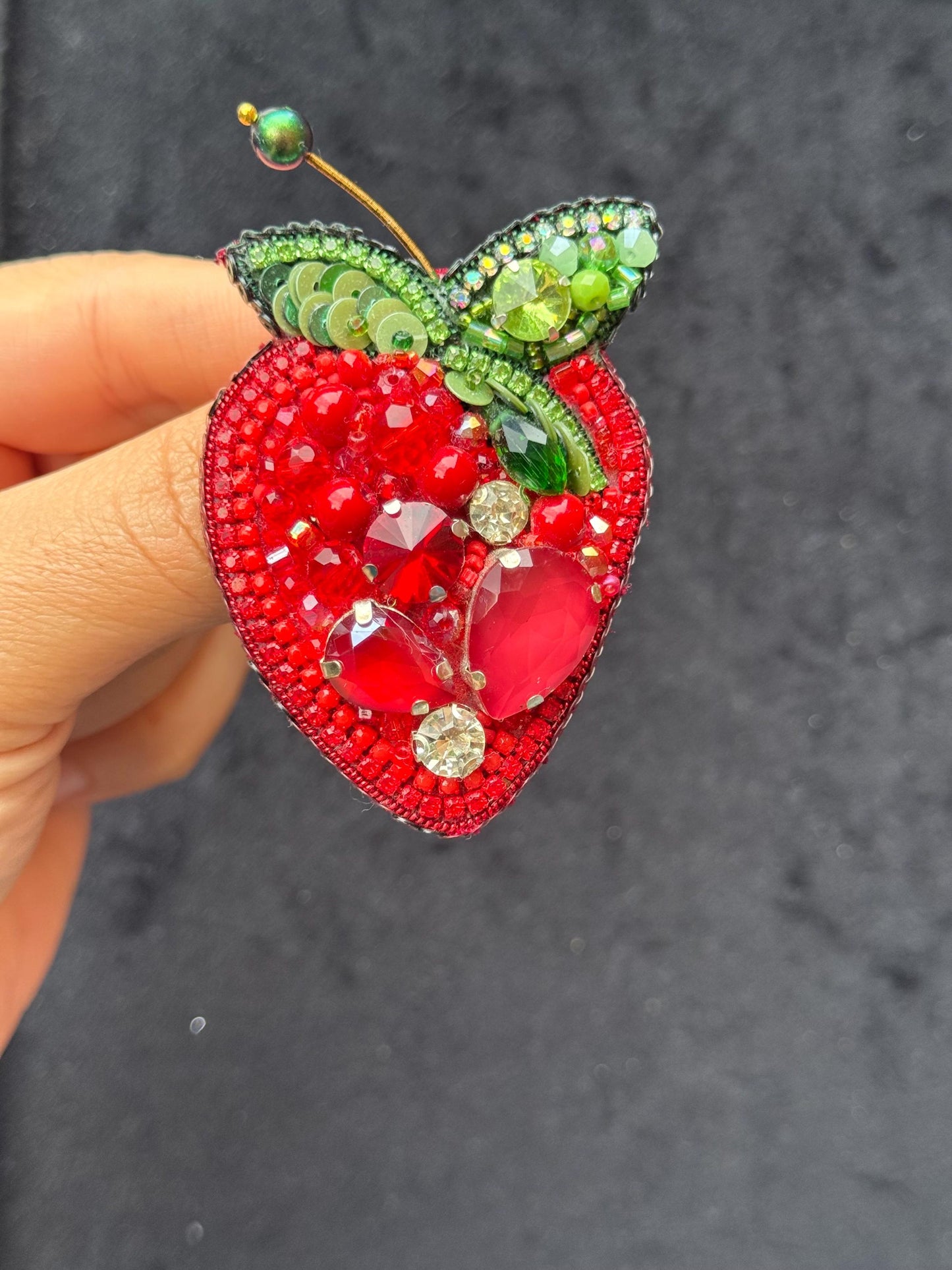 Handmade Beaded Strawberry Brooch – Red Crystal & Pearl Embroidery Pin